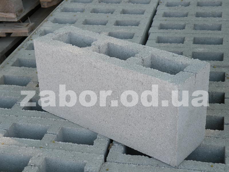 камени заборные серые из гранитного отсева и цемента М-550, так же используется для возведения перегородок в Одессе