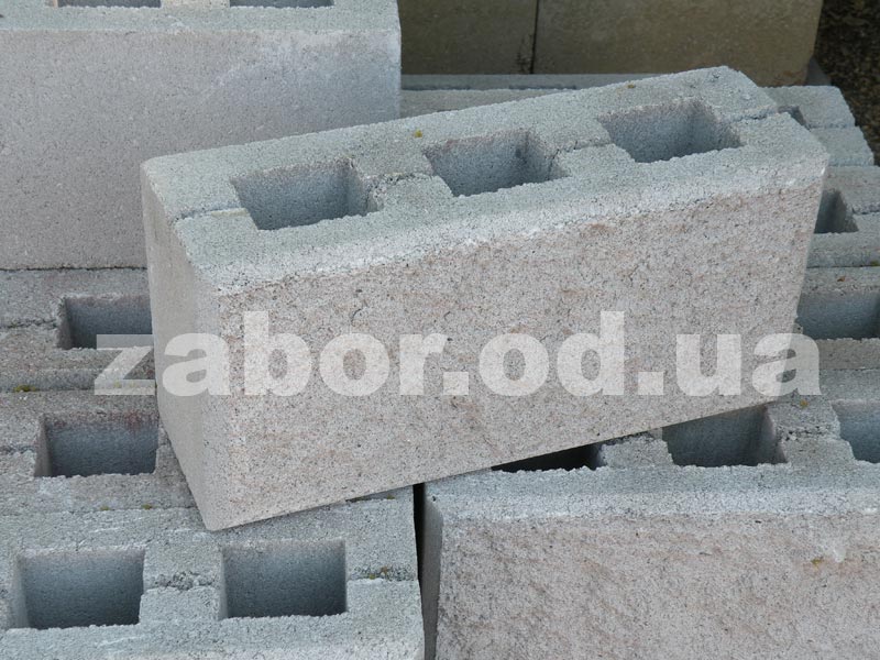 бзаборные блоки с равной текстурой,изготавливаются прессование под давлением из гранитного отсева и цемента М-550 в Одессе